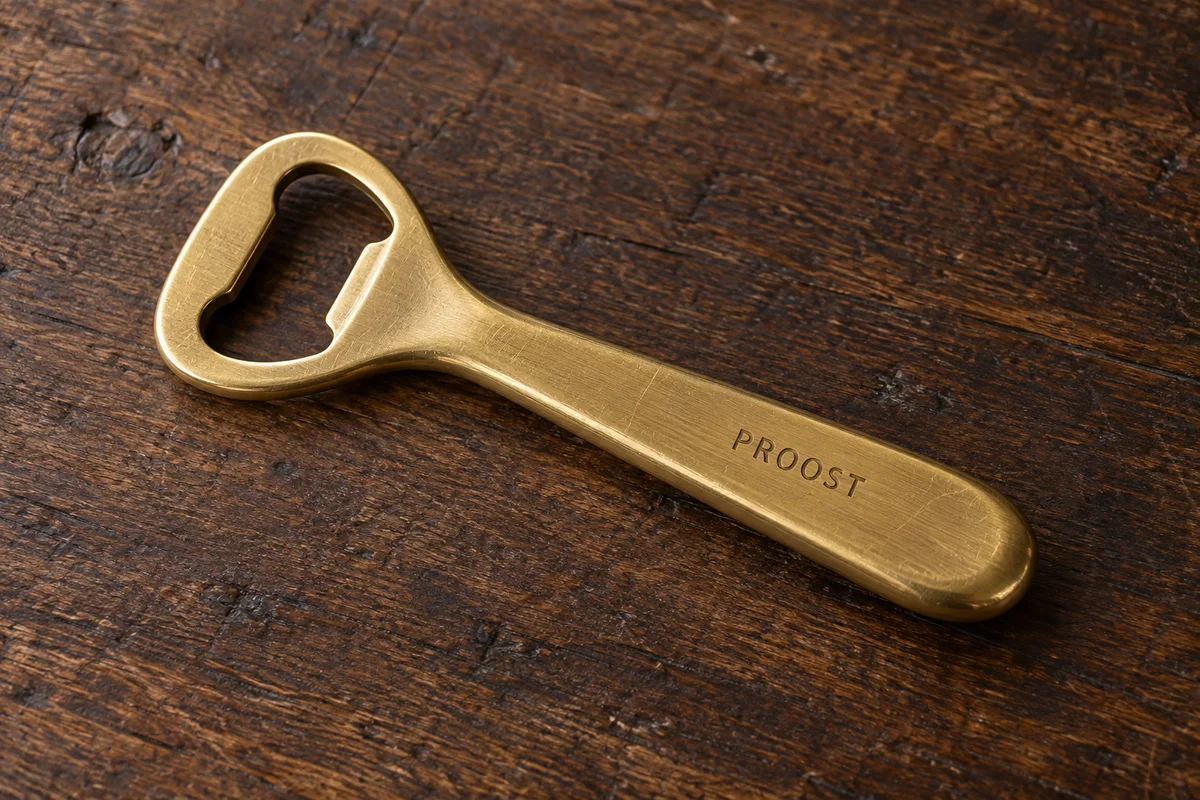 Messingkleurige flesopener met de gravure PROOST