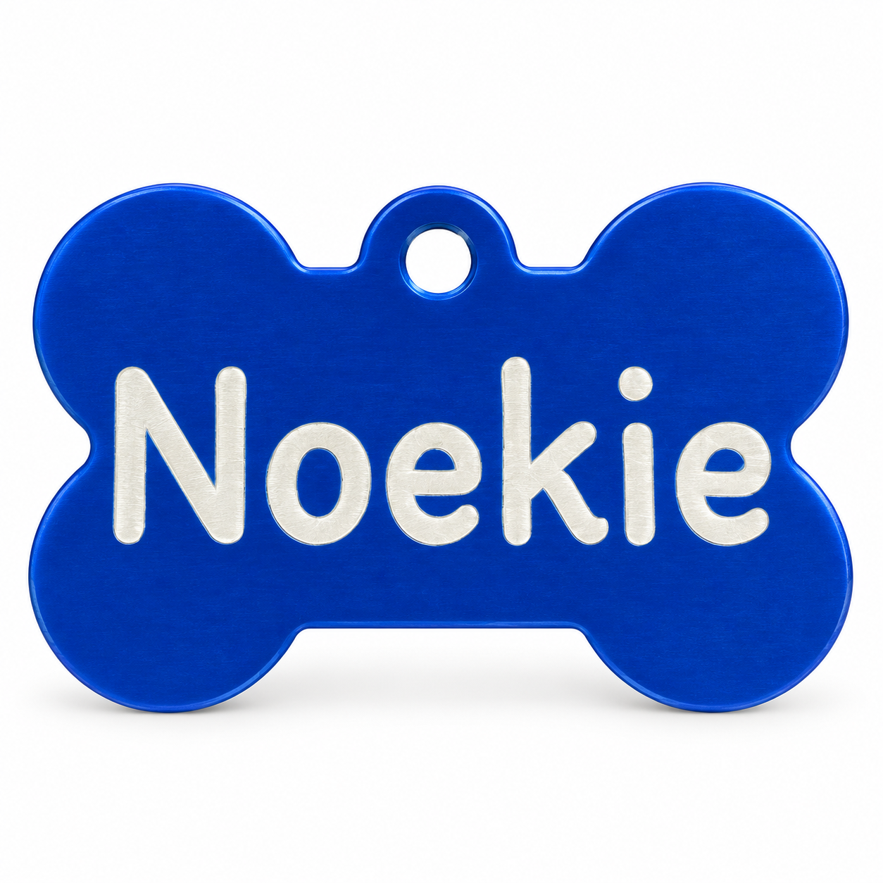 Blauwe aluminium hondenpenning in botvorm met de naam Noekie